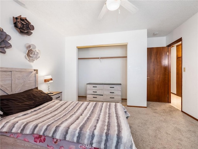 904 Pinon Dr, Barstow, CA 92311 - bedroom with carpet, a closet, ceiling fan, and baseboards