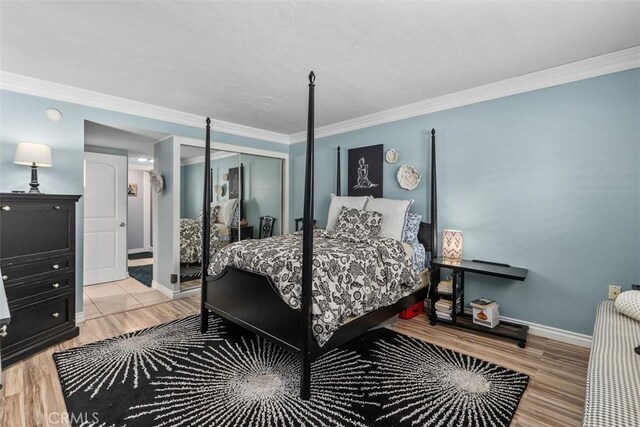 888 Ronda Sevilla Unit D, Laguna Woods, CA 92637 - bedroom featuring light wood finished floors, baseboards, a closet, and ornamental molding