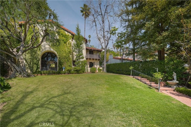 view of yard featuring a balcony