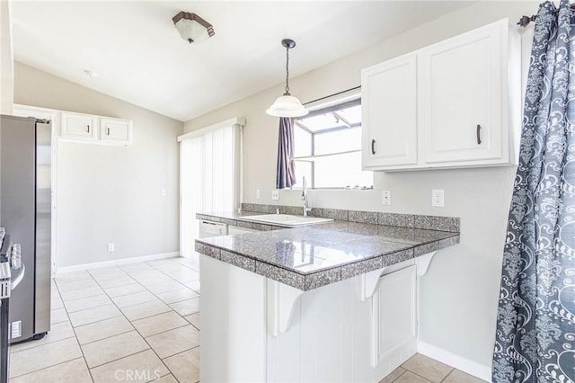 14292 Pinewood Dr, Hesperia, CA 92344 - kitchen with tile counters, a sink, freestanding refrigerator, a peninsula, and a kitchen bar