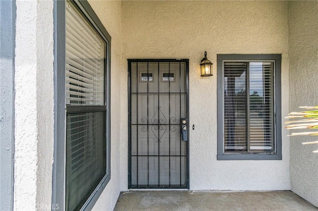 14292 Pinewood Dr, Hesperia, CA 92344 - doorway to property featuring stucco siding