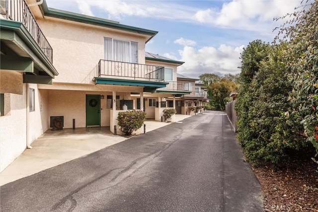 exterior space featuring driveway