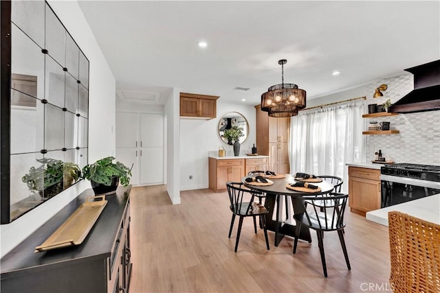 dining room with recessed lighting, baseboards, visible vents, and light wood-style flooring