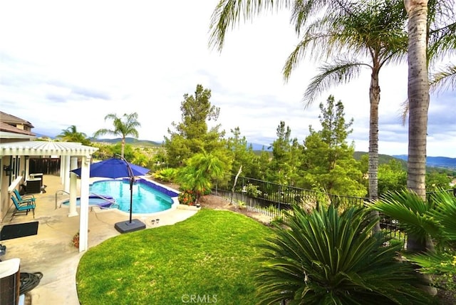 23801 Hollingsworth Dr, Murrieta, CA 92562 - view of swimming pool with a yard, a pool with connected hot tub, a fenced backyard, and a patio area