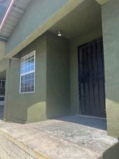 586 W 1st St, San Pedro, CA 90731 - property entrance with stucco siding