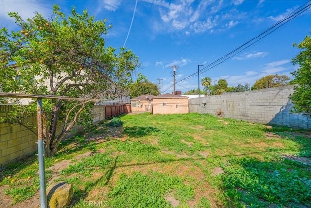 8912 Elizabeth Ave, South Gate, CA 90280 - view of yard
