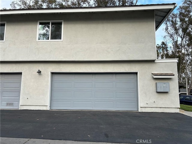 2576 E Coventry Cir Unit 98, Fullerton, CA 92833 - garage featuring asphalt driveway