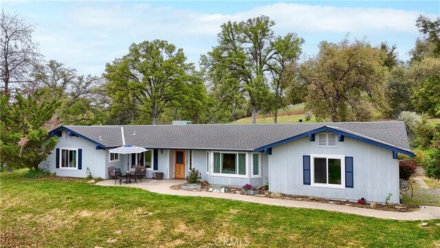 41820 Dillon Cir, Ahwahnee, CA 93601 - ranch-style house featuring a front yard, roof with shingles, a patio area, and view of wooded area