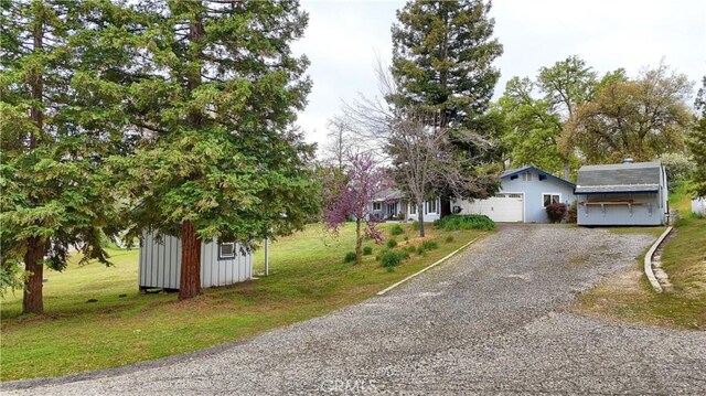41820 Dillon Cir, Ahwahnee, CA 93601 - view of front facade featuring an attached garage, driveway, and a front yard