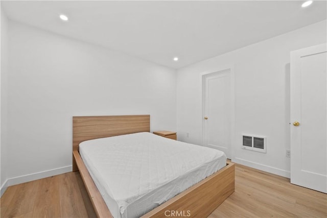 bedroom with light wood finished floors, baseboards, visible vents, and recessed lighting