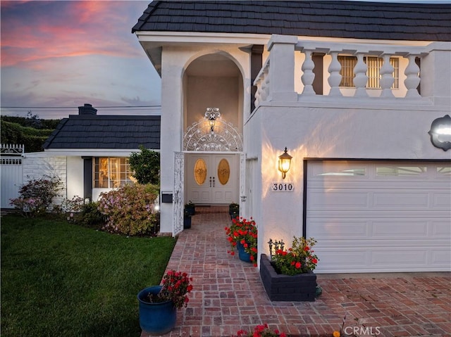 3010 Stoner Ave, Los Angeles, CA 90066 - doorway to property featuring a lawn, mansard roof, and stucco siding