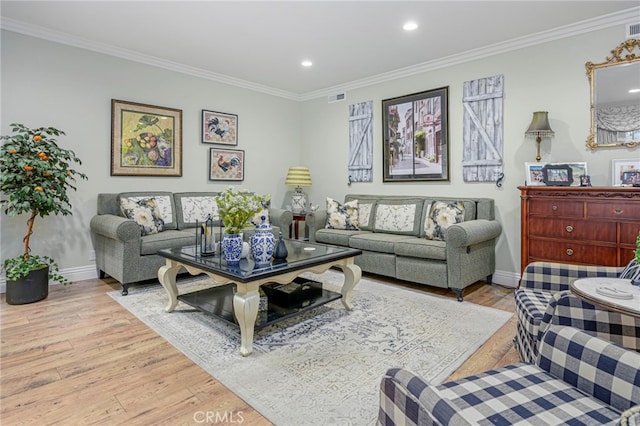 living area with visible vents, baseboards, recessed lighting, wood finished floors, and ornamental molding