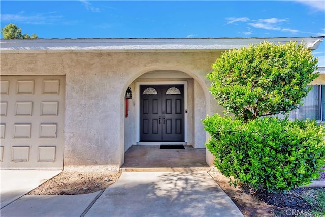 entrance to property featuring stucco siding