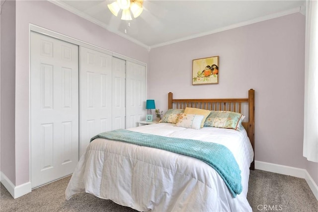 carpeted bedroom featuring crown molding, baseboards, a ceiling fan, and a closet