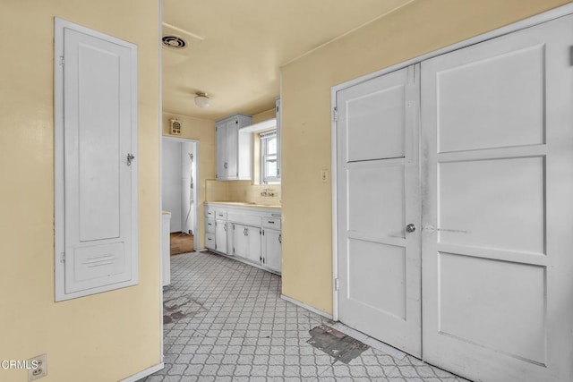 bathroom with visible vents, vanity, and tasteful backsplash