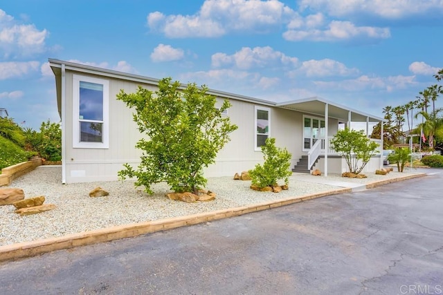 manufactured / mobile home featuring crawl space