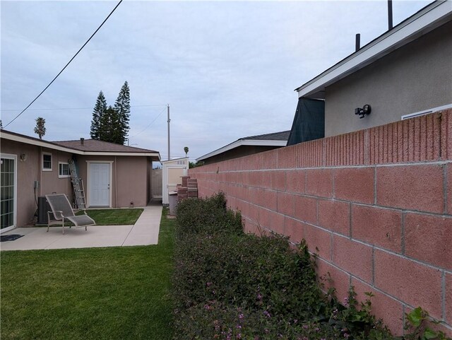 view of yard featuring fence and a patio area