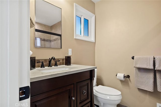 693 Old Meadow Pl, Lake Arrowhead, CA 92352 - full bathroom with a tile shower, toilet, and vanity
