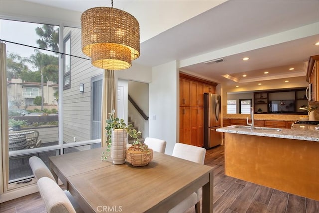 dining area with recessed lighting, an inviting chandelier, dark wood-style floors, visible vents, and a tray ceiling