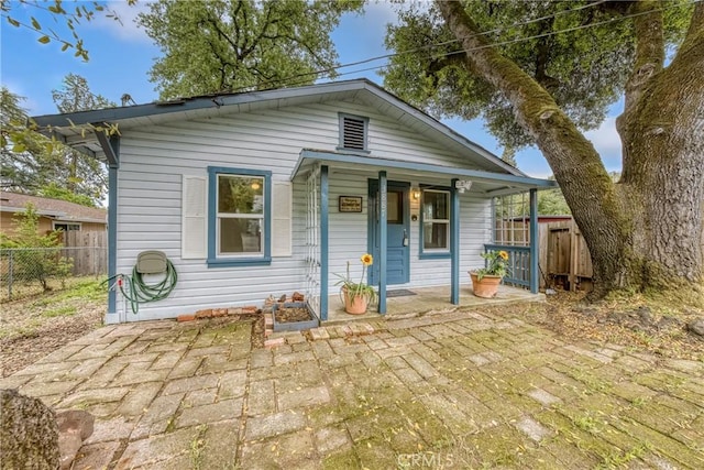 view of front facade with covered porch and fence