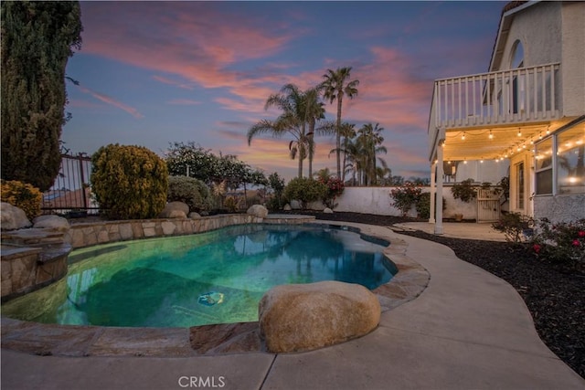 31384 Corte Tunas, Temecula, CA 92592 - pool at dusk with a patio area and a fenced backyard