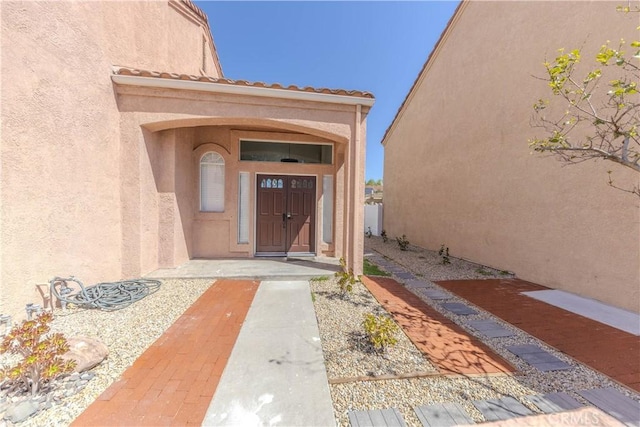property entrance featuring stucco siding