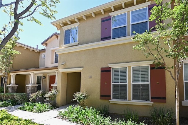 view of front facade with stucco siding