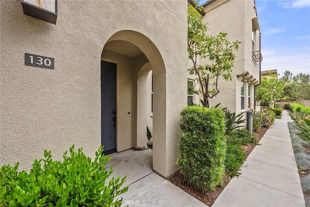 entrance to property with stucco siding