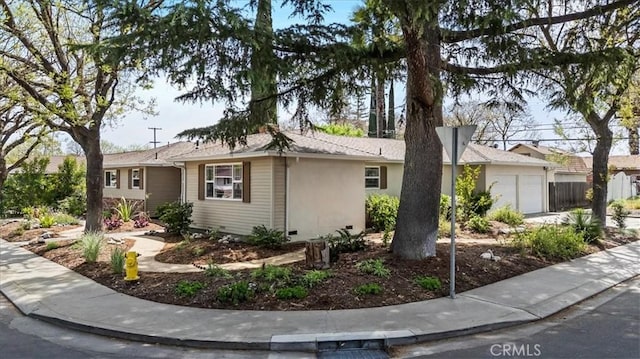 view of front of house featuring fence and a garage