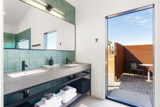 3170 Wesley Rd, Joshua Tree, CA 92252 - full bath with double vanity, backsplash, and vaulted ceiling