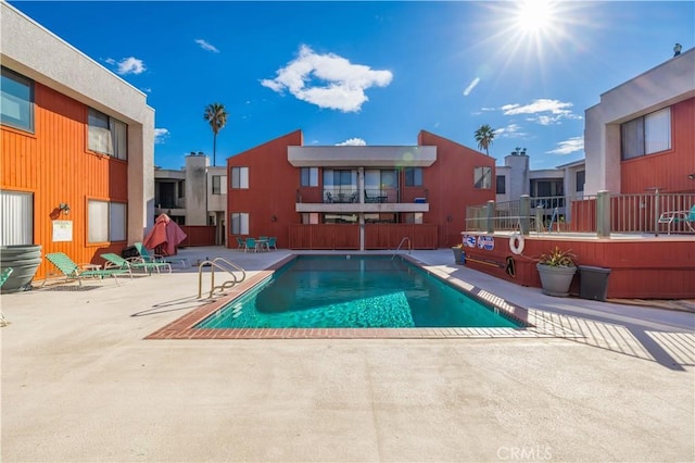 7211 Cozycroft Ave Unit 19, Winnetka, CA 91306 - community pool featuring a patio and a residential view
