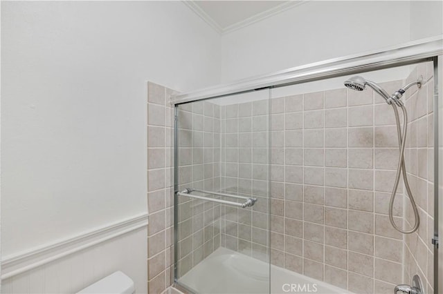 7211 Cozycroft Ave Unit 19, Winnetka, CA 91306 - full bath featuring enclosed tub / shower combo, crown molding, and toilet