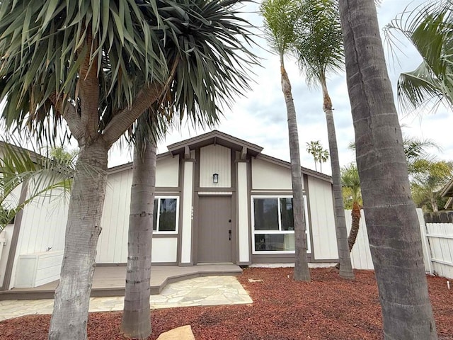 view of front of property featuring fence