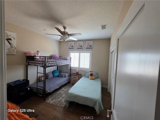 24236 Cahuilla Rd, Apple Valley, CA 92307 - bedroom featuring wood finished floors, a textured ceiling, a ceiling fan, and a closet
