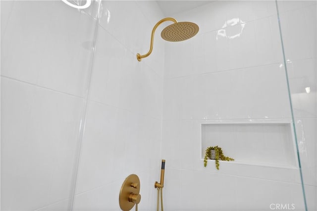 interior details with a tile shower