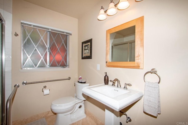 bathroom with toilet, an inviting chandelier, baseboards, an enclosed shower, and tile patterned flooring