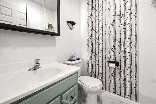 bathroom featuring a shower with curtain, marble finish floor, vanity, and toilet