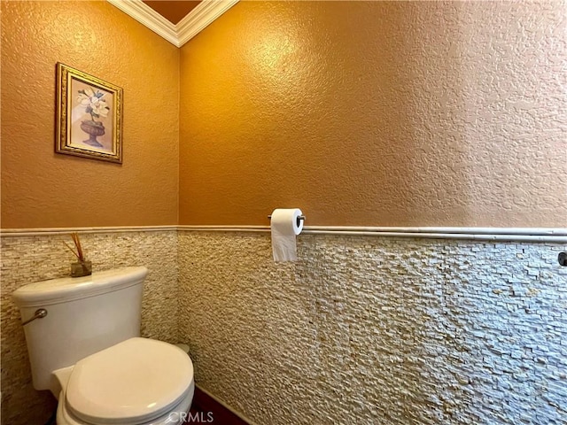 21062 Quail Run Dr, Diamond Bar, CA 91789 - bathroom featuring ornamental molding, a wainscoted wall, a textured wall, and tile walls
