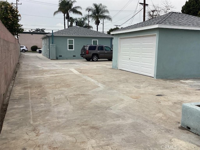 detached garage featuring concrete driveway