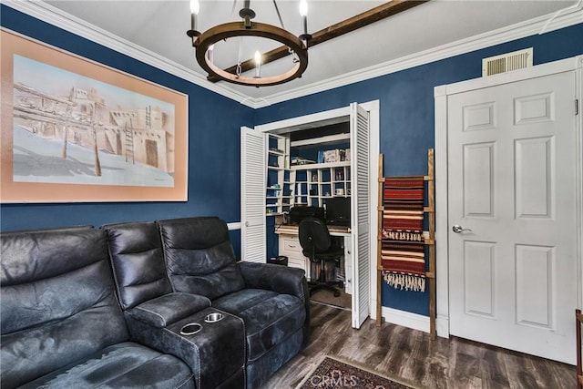 living room featuring dark wood-style flooring, baseboards, visible vents, a notable chandelier, and crown molding
