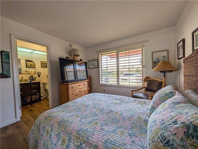 48143 Calle Seranas Ln, Quinta, CA 92253 - bedroom featuring baseboards, ensuite bath, and wood finished floors