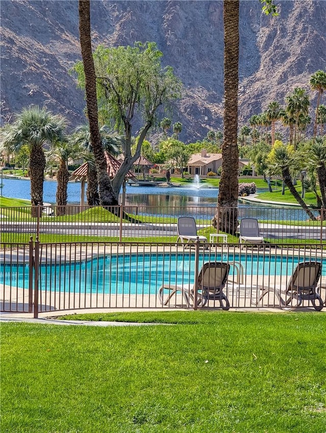 48143 Calle Seranas Ln, Quinta, CA 92253 - view of swimming pool featuring fence, a lawn, and a fenced in pool