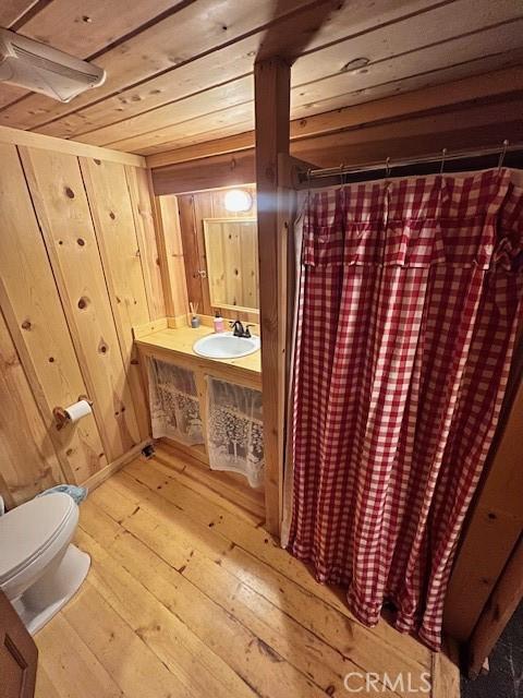15 Toyon Trl, Berry Creek, CA 95916 - bathroom with a sink, wood-type flooring, toilet, and a shower with curtain