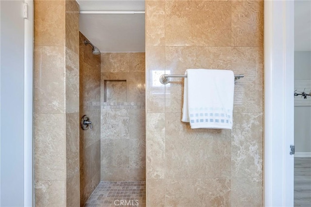 full bathroom featuring a tile shower