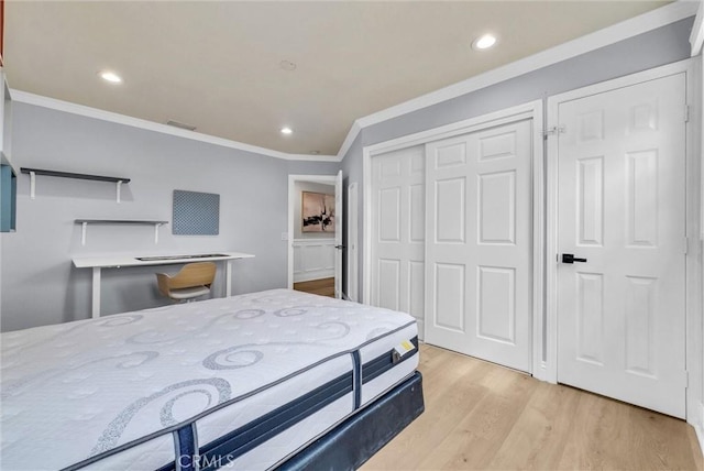 bedroom featuring recessed lighting, a closet, light wood finished floors, and ornamental molding