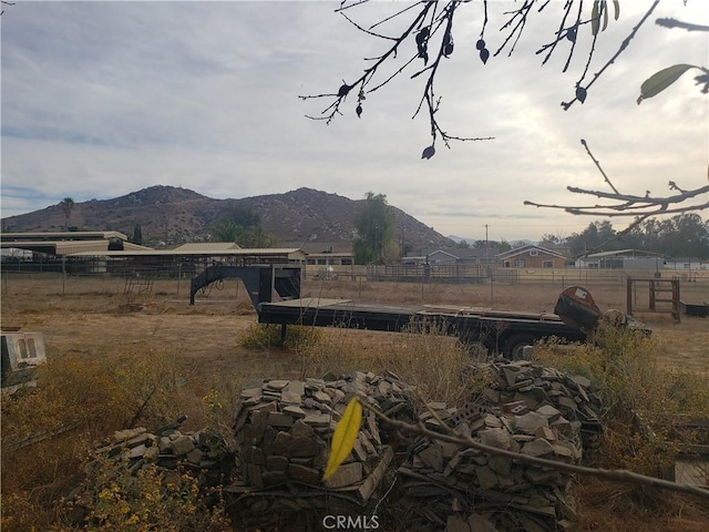 view of yard with fence and a mountain view