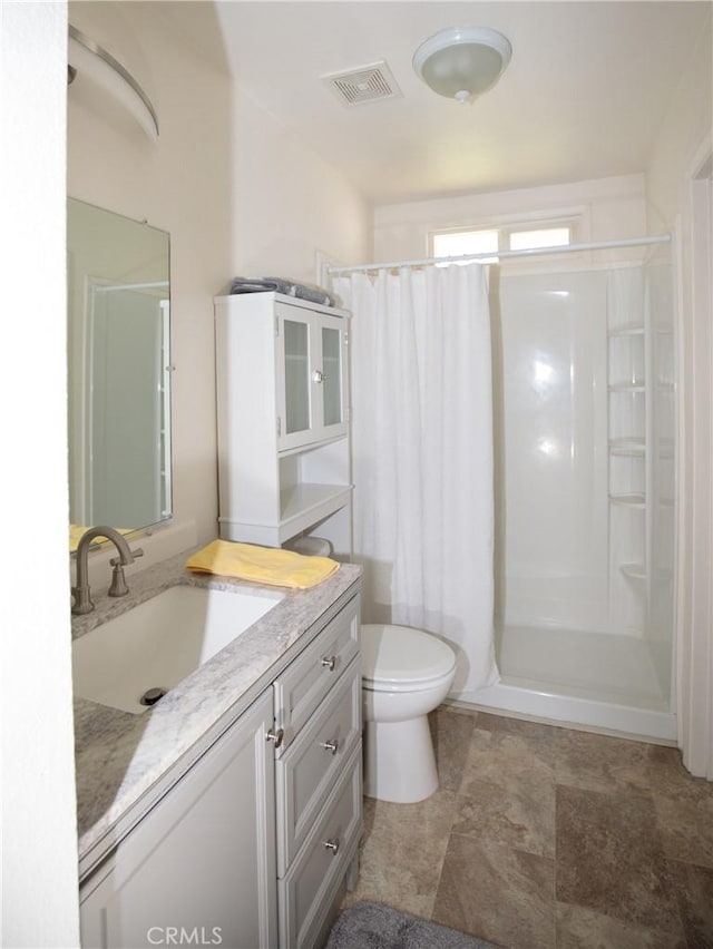 272 Rio Bravo Ct, Corning, CA 96021 - bathroom featuring vanity, visible vents, a shower with shower curtain, and toilet