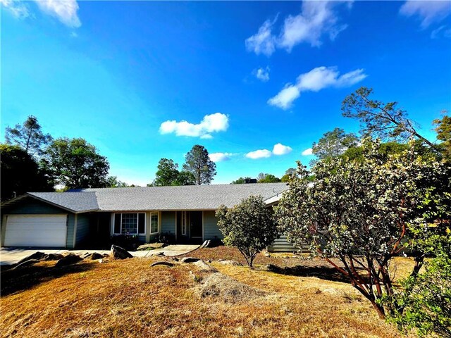 47180 Lookout Mountain Dr, Coarsegold, CA 93614 - ranch-style home with an attached garage