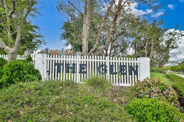 415 Jeremiah Dr Unit B, Simi Valley, CA 93065 - view of gate with fence