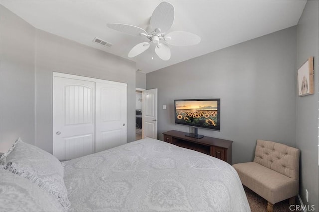 bedroom featuring visible vents, a ceiling fan, and a closet